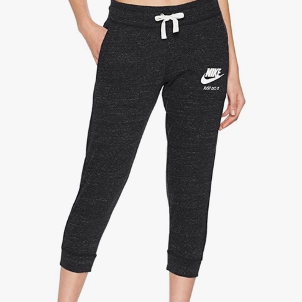 Nike Women's Medium Sportswear Gray Gym Vintage Logo Knit Capri Sweatpants